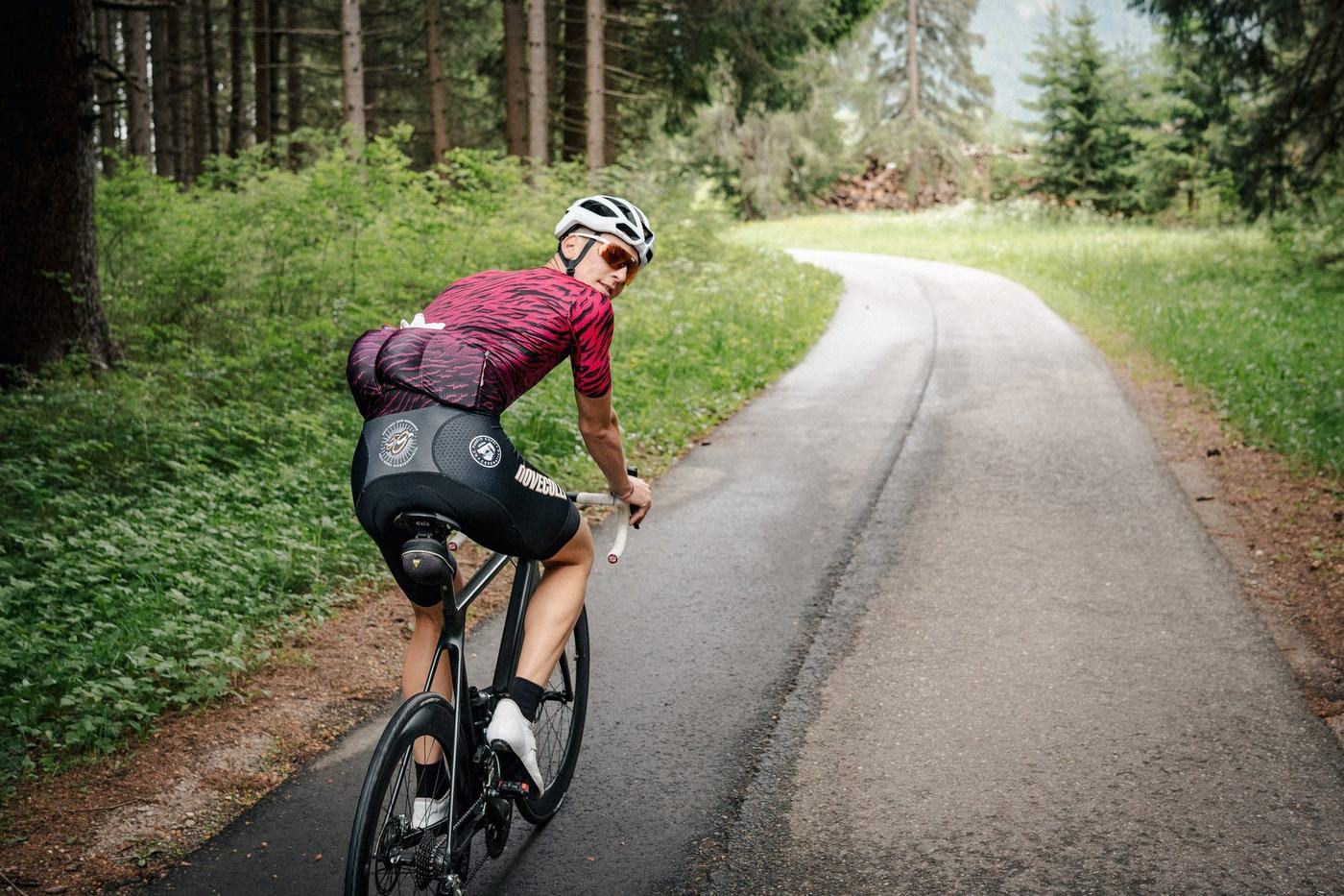 Rennradfahrer auf der Waldstraße